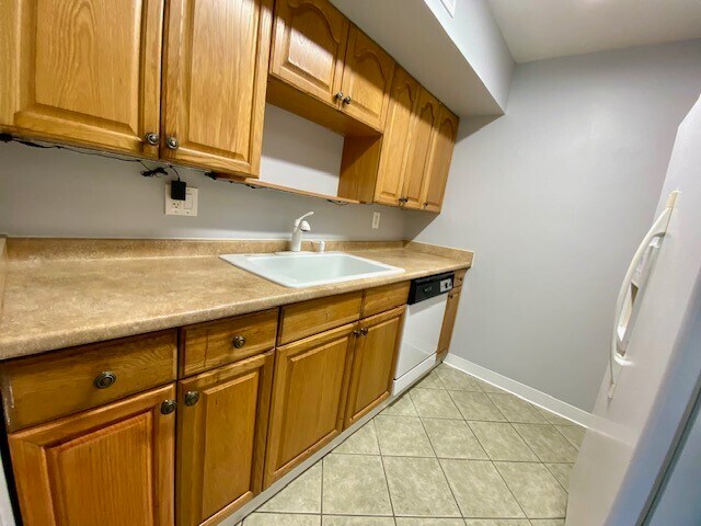 Building Photo - 2201 Fountain View Dr
