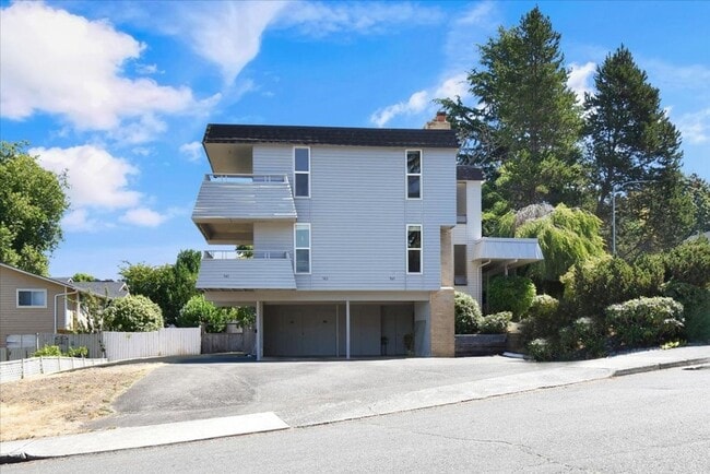 Building Photo - 561 Elm Way