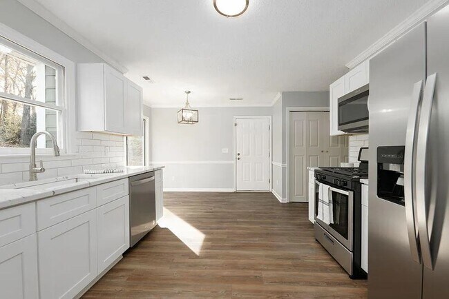 Building Photo - Gorgeous High Point home 3/2.5 with updates.