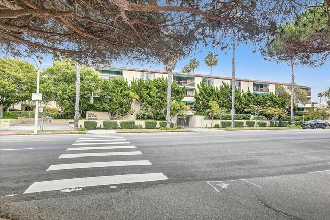 Foto del edificio - JUST BLOCKS TO THE BEAUTIFUL WIND AND SEA BEACHES!