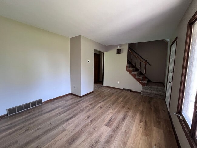 Building Photo - Updated Two Bedroom Duplex in Jenison!