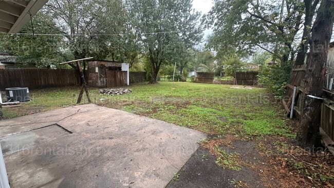 Building Photo - $1250 - 3 bed 1 bath with basement - Singl...