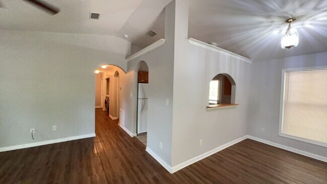 Foto del edificio - Spacious 3 Bedroom 2 Bath!