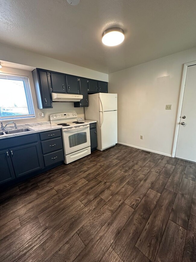 Building Photo - 700 700 W