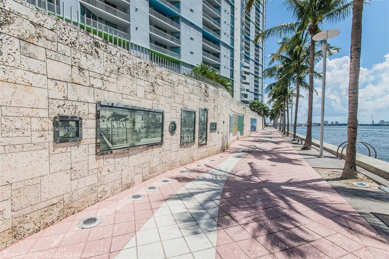 Foto principal - 325 S Biscayne Blvd