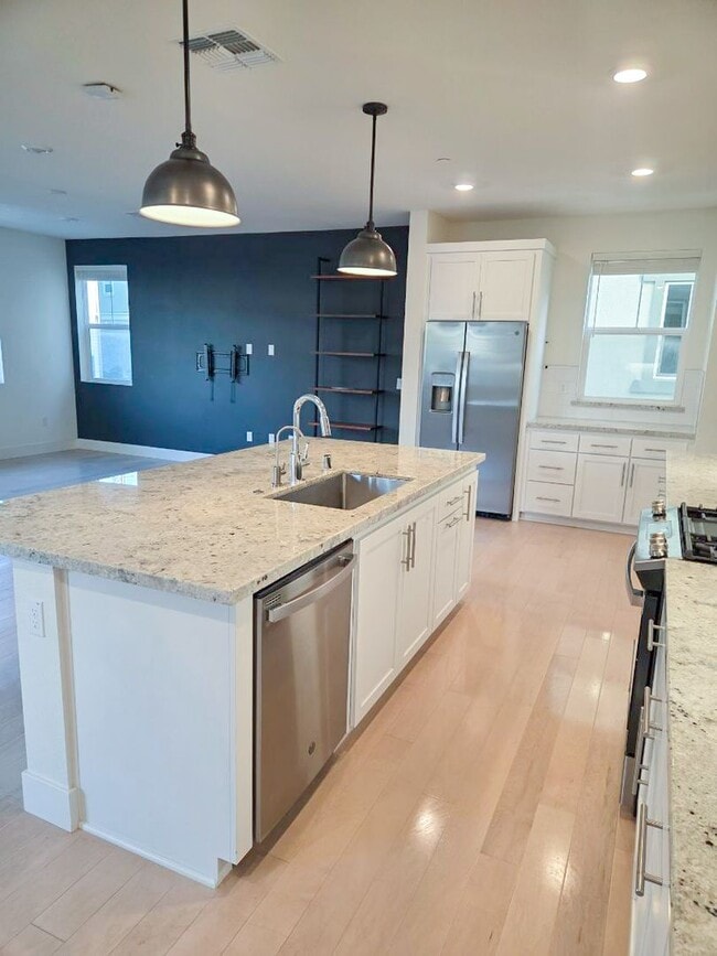 Building Photo - Charming 4 bed, 4.5 bath townhome