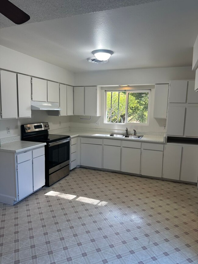 Building Photo - Perfect Commute Location! New Carpet, New ...