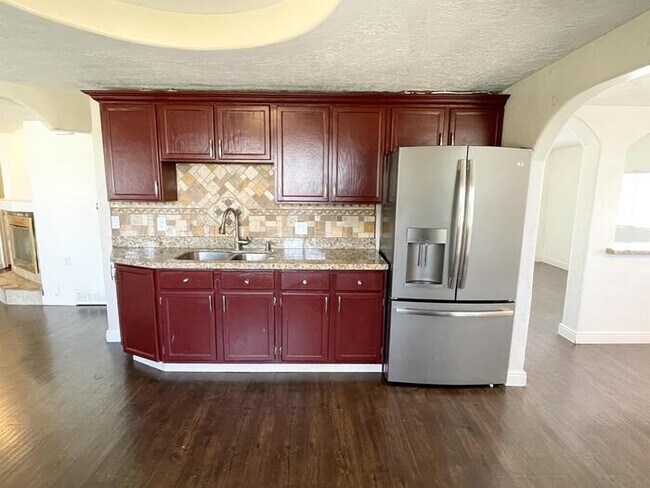 Building Photo - Spacious Taylorsville Home