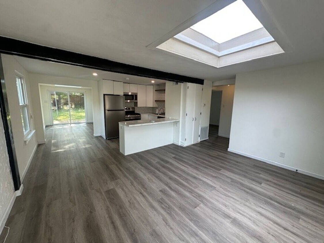 Foto principal - Chic, Sunlit & Move-In Ready – 3-Bedroom G...