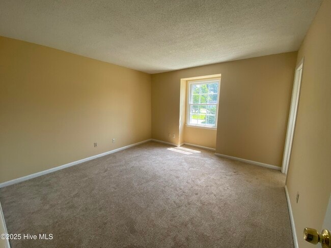 Building Photo - 117 Palace Cir