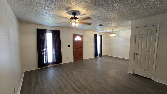 Building Photo - 2 Bed, 1.5 Bath private backyard