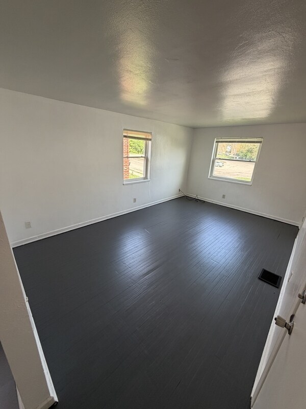 Foto del edificio - 246 Basswood Ave