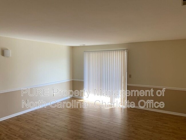 Building Photo - 9619 Vinca Cir