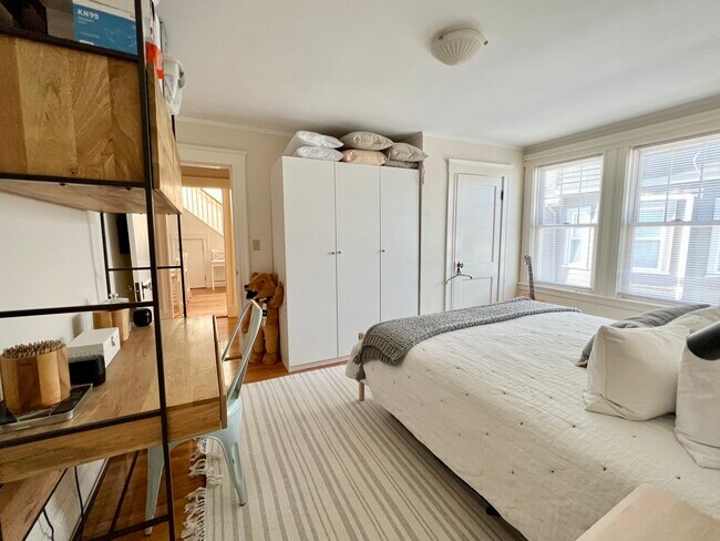 Bedroom (main floor) - 642 Huron Ave