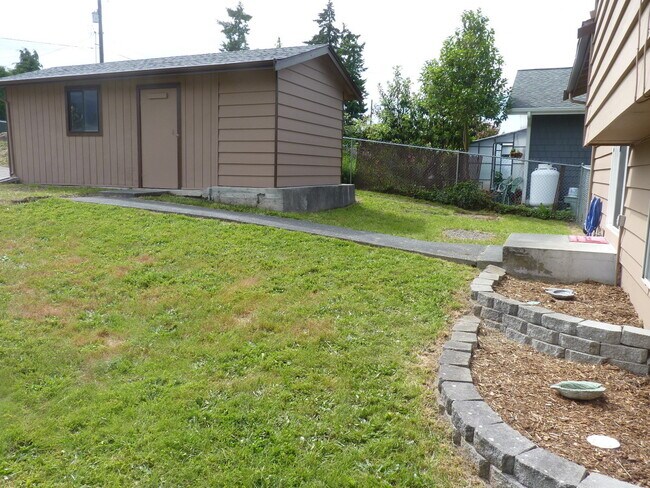 Foto del edificio - 1036 W 13th - 4 Bedroom with Mountain Views