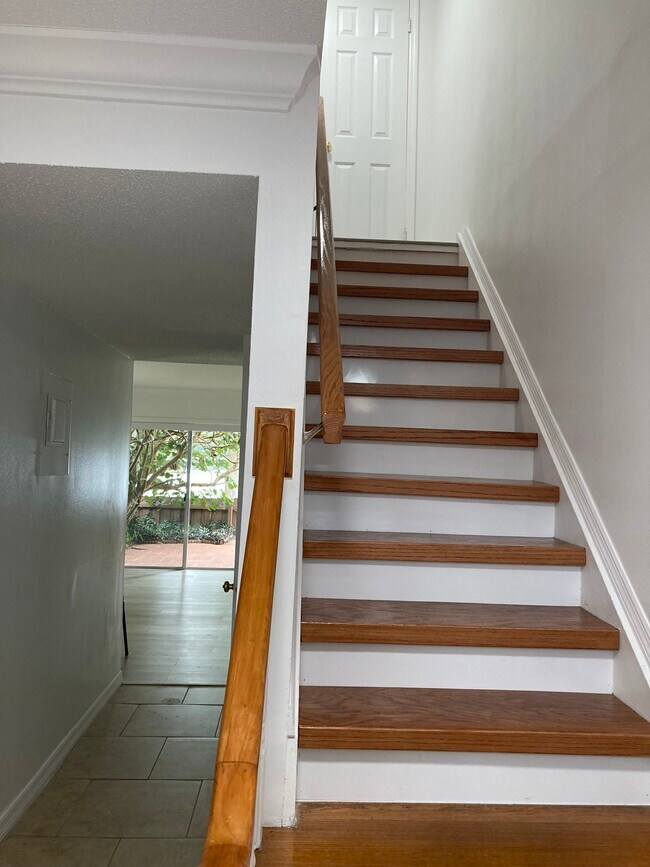 Escaleras delanteras, sala de estar y patio. - 368 Georgetown Dr