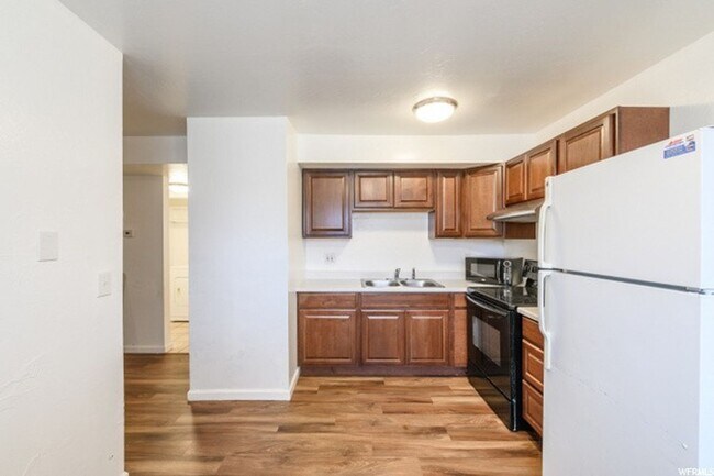 Foto del edificio - 2523 S Lakecrest Dr