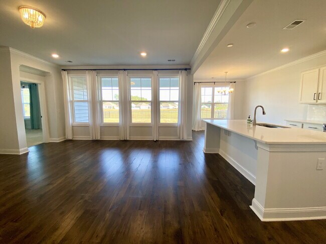 Foto del edificio - Spacious, Four Bedroom, Ranch Style Home!