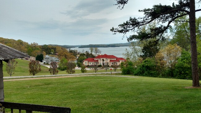 Foto del edificio - 4651 Lakeshore Dr