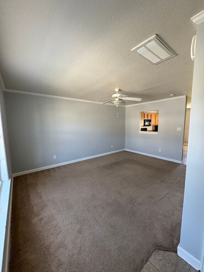 Foto del edificio - Charming two bedroom one and a half bath town home that is centrally located. Just a short drive ...