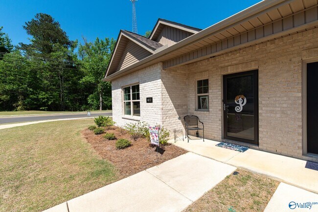Foto del edificio - 400 Ronnie Drive SE