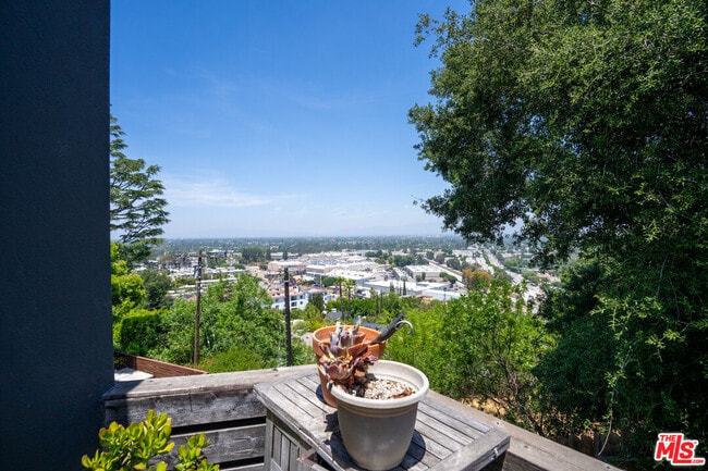 Building Photo - 3865 Buena Park Dr