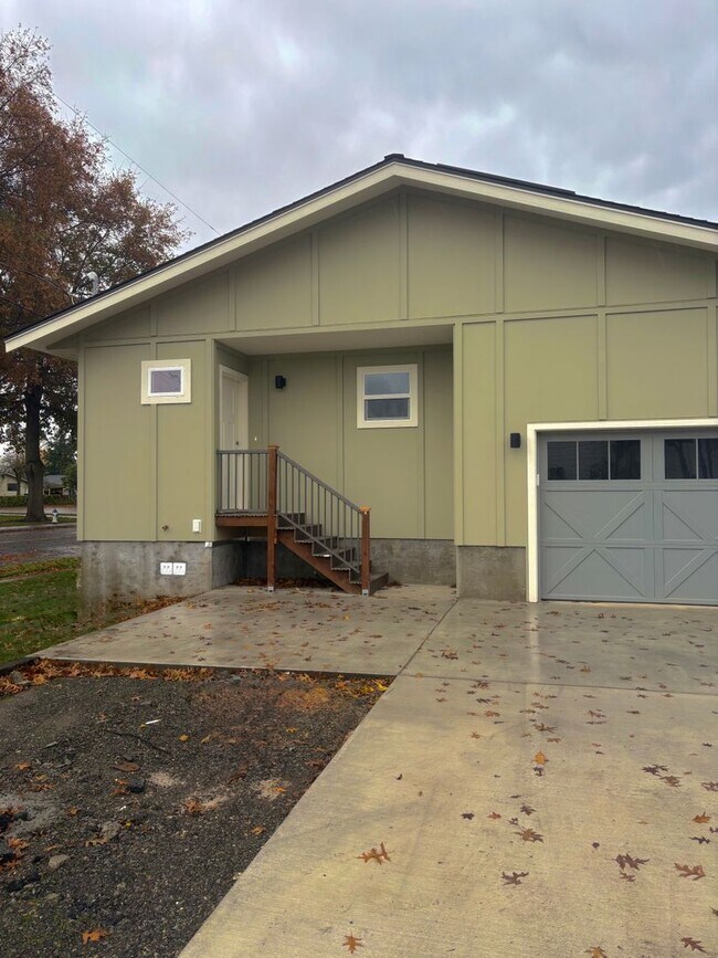 Building Photo - 118 S Harkness St