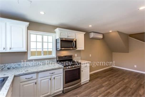 Building Photo - Gorgeous 3 Story House
