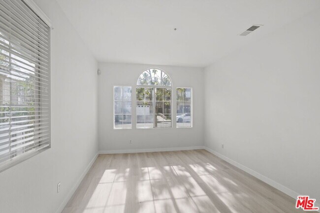 Foto del edificio - 16850 Merion Ln