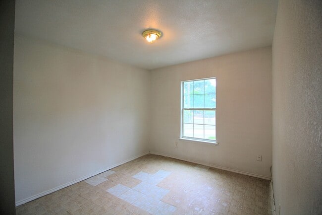 Building Photo - COMING SOON! Cute 3 Bedroom, 1 Bath Close to Downtown San Antonio.