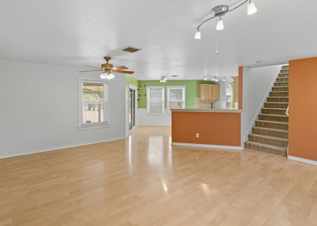 Foto del edificio - Incredible value with a **washer, dryer, refrigerator, shed, and a covered backyard with a dog run!