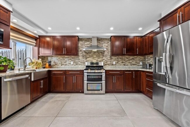 Building Photo - 3 bedroom in BROOKLYN NY 11229