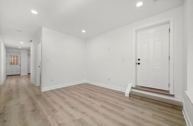 Building Photo - 2721 S Pulaski Rd