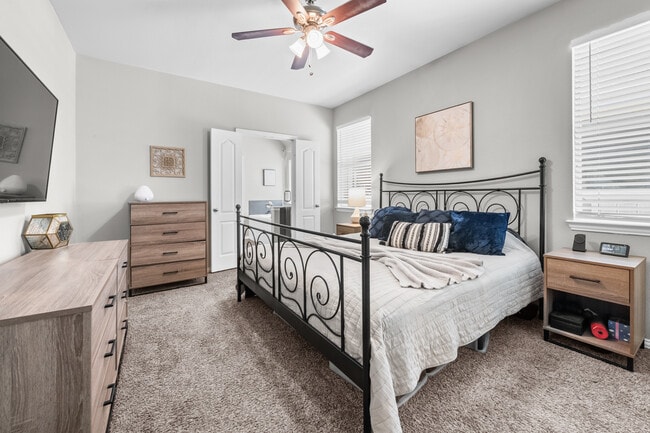 Foto del edificio - 9901 Concord Dr