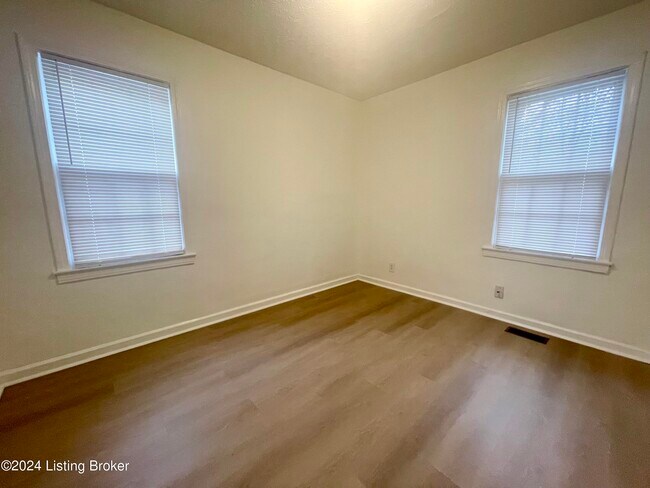 Foto del edificio - 3813 Powell Ave