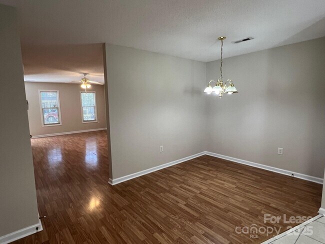 Foto del edificio - 128 Locomotive Ln