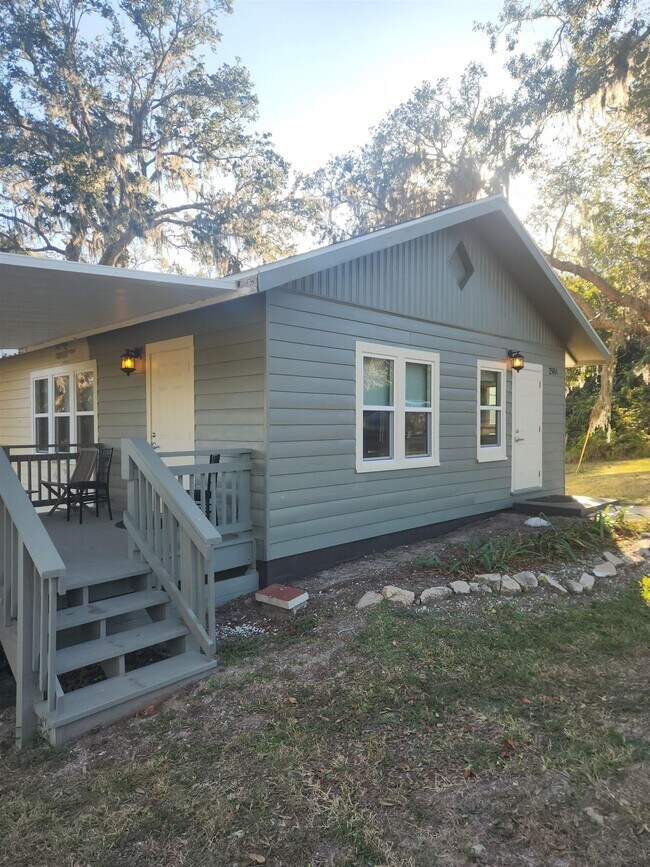 Foto del edificio - 250 Brainard Dr