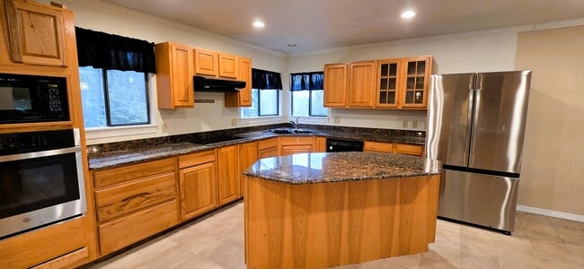 Building Photo - Beautiful, Large, 4-Bed, 3-Bath Home on Avondale Golf Course