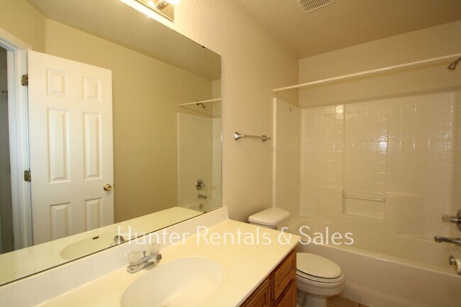 Foto del edificio - Spacious Three-Bedroom!