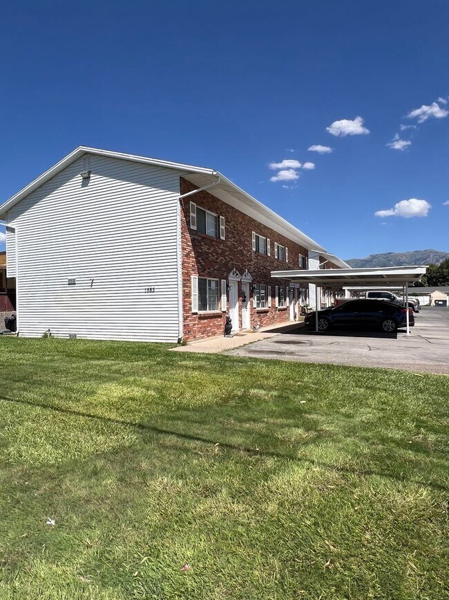 Foto del edificio - Beautiful townhome with air conditioner and carport