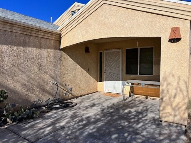 Foto del edificio - 3 Br 2Ba House with Garage and fenced yard**FURNISHED**