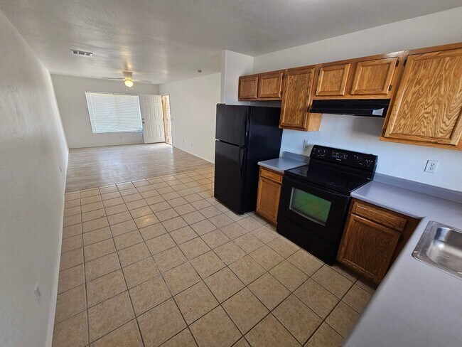 Building Photo - FREE RENT EARLY  ENTRY Peaceful Desert Ret...