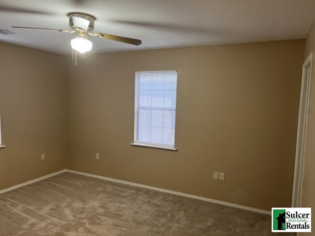 Building Photo - 3 Bedroom 2 Bath with plenty of space!