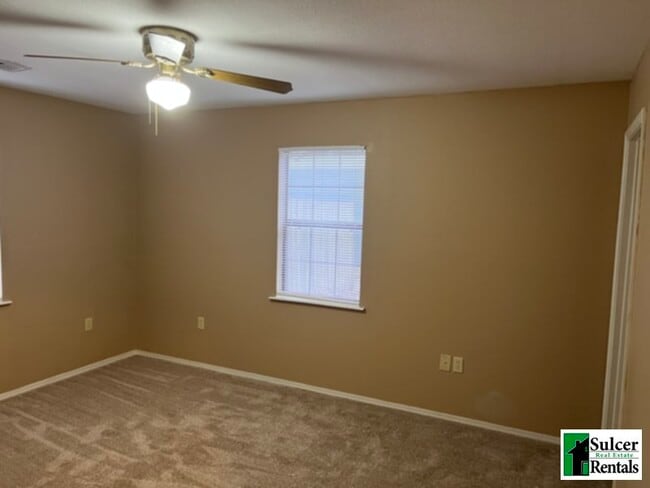 Building Photo - HOUSE: 3 Bedroom 2 Bath with plenty of space!