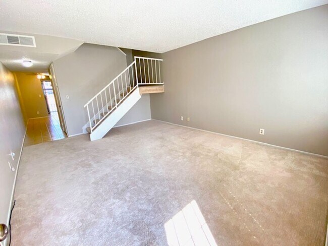 Foto del edificio - Renovated townhome features 2 Beds and 1.5...