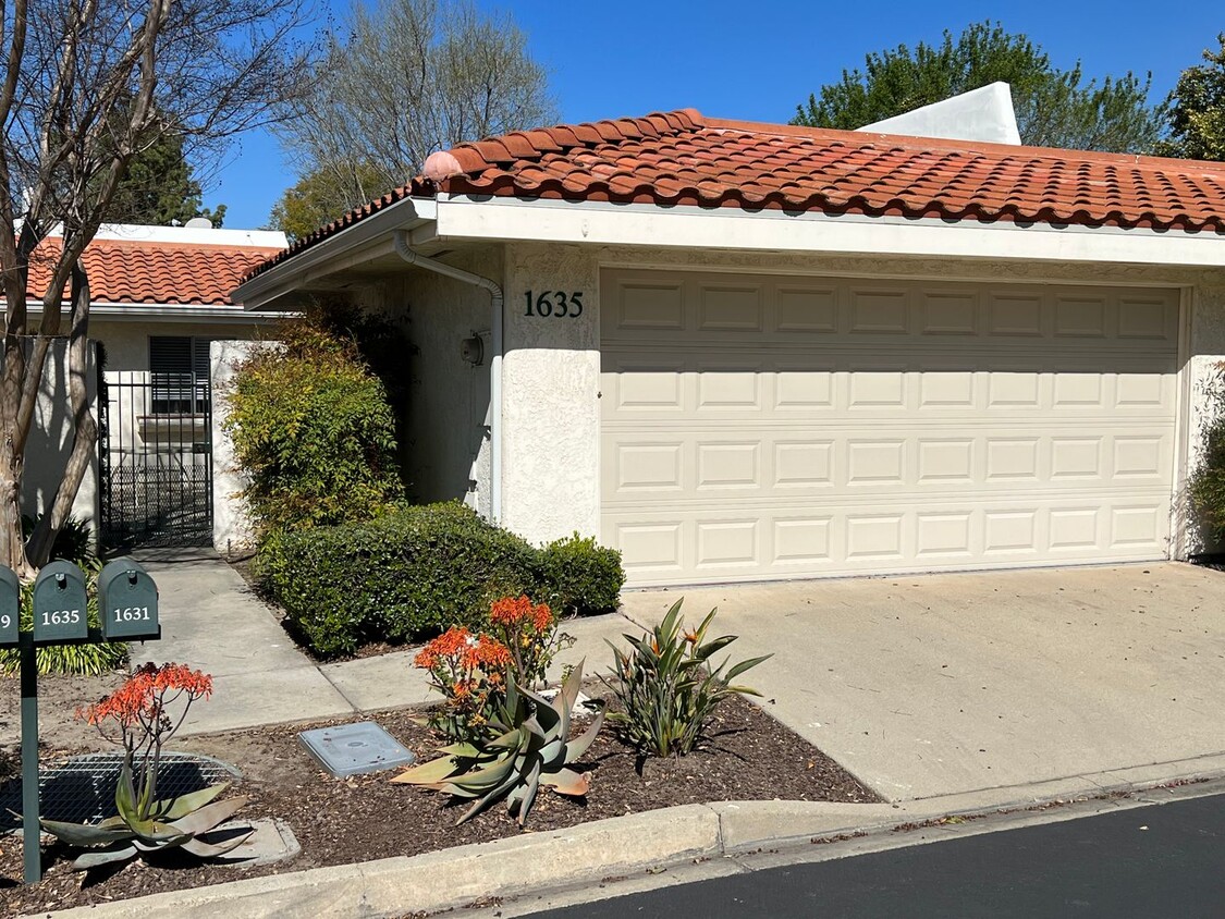 Primary Photo - Gated Redhill Country Club Condo!