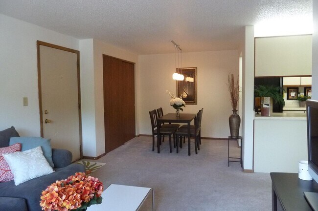 Foto del edificio - $1,095 | 2 Bedroom, 1 Bathroom Apartment | Cat Friendly* | Available for August 1st, 2026 Move In!