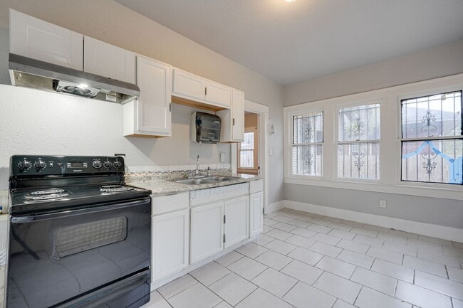 Building Photo - 3 Bed 2 Bath House for Lease