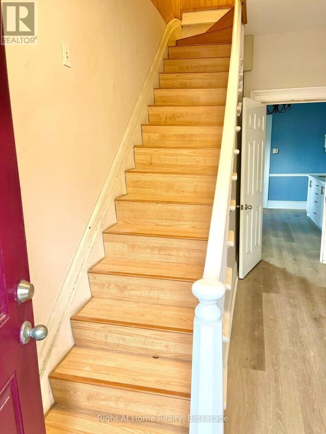 Building Photo - 275 Main St W