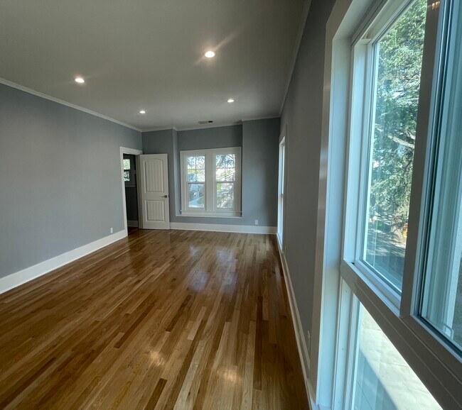 Foto del edificio - 547 N Windsor Blvd